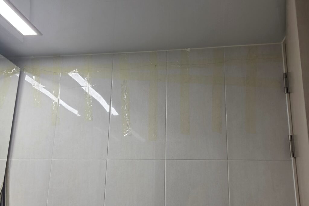 타일 터짐 및 금 간 부위 응급처치 테이프 부착 